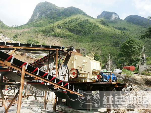 反擊式破碎機(jī)現(xiàn)場(chǎng)破碎圖