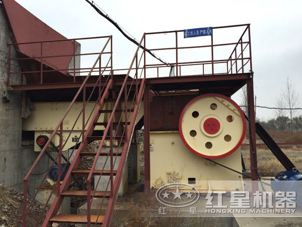 青石顎式破碎機(jī)破碎現(xiàn)場(chǎng)圖